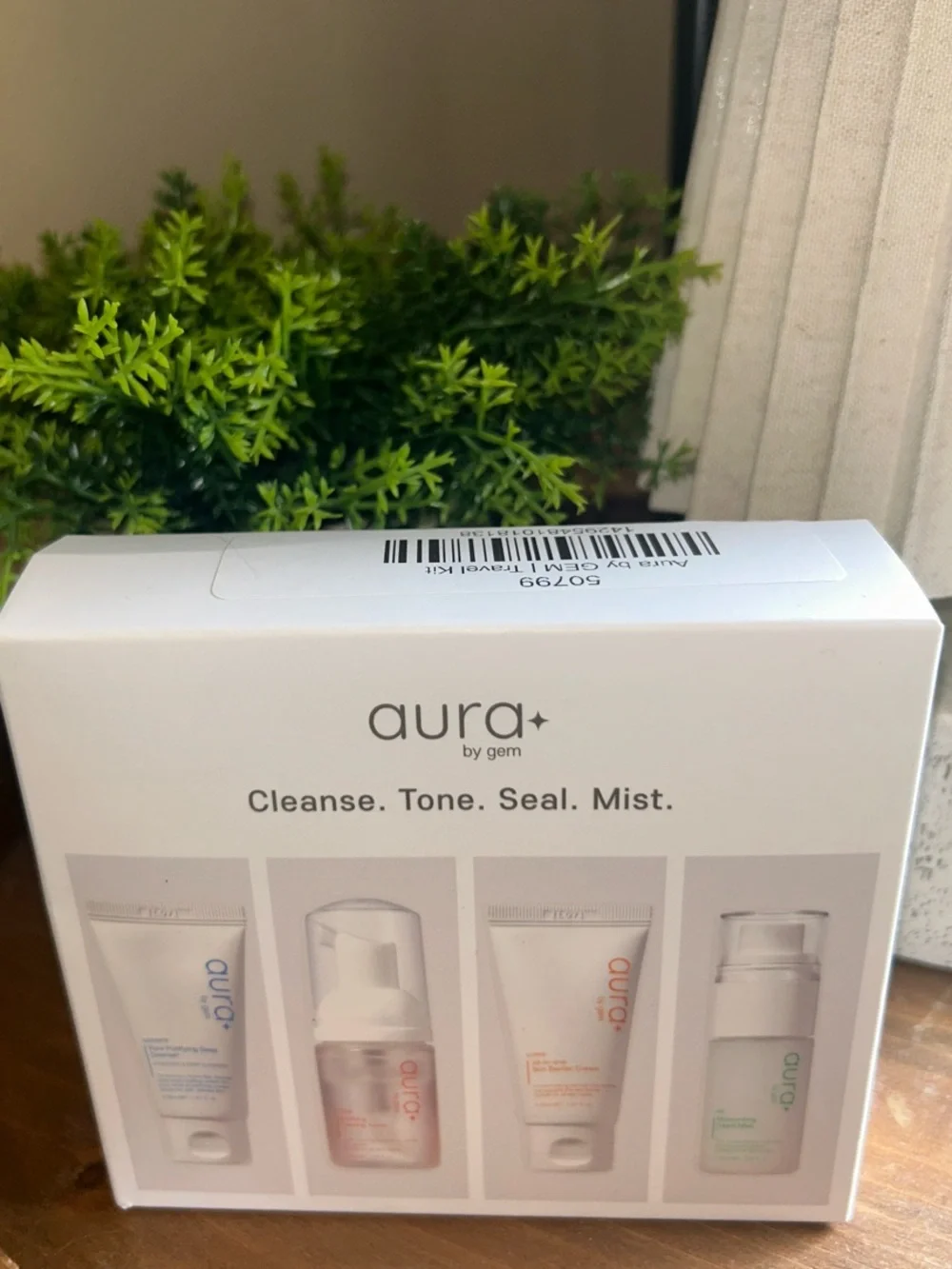 Aura Women’s Skincare Set — White